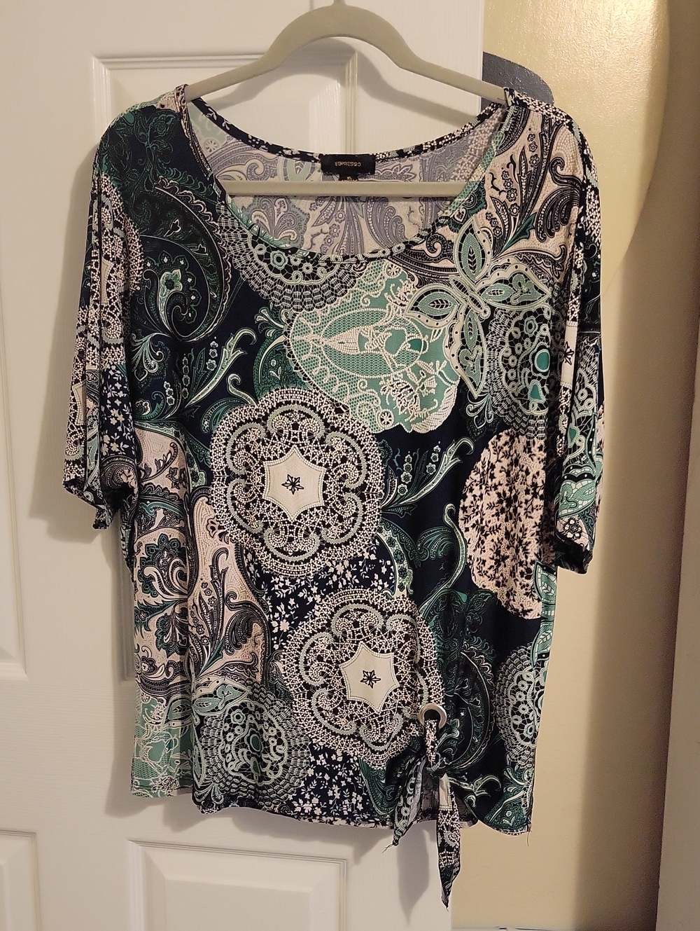 Espresso SzXL Paisley Tie-Hem Short Sleeve TOP in Black with emerald green tones